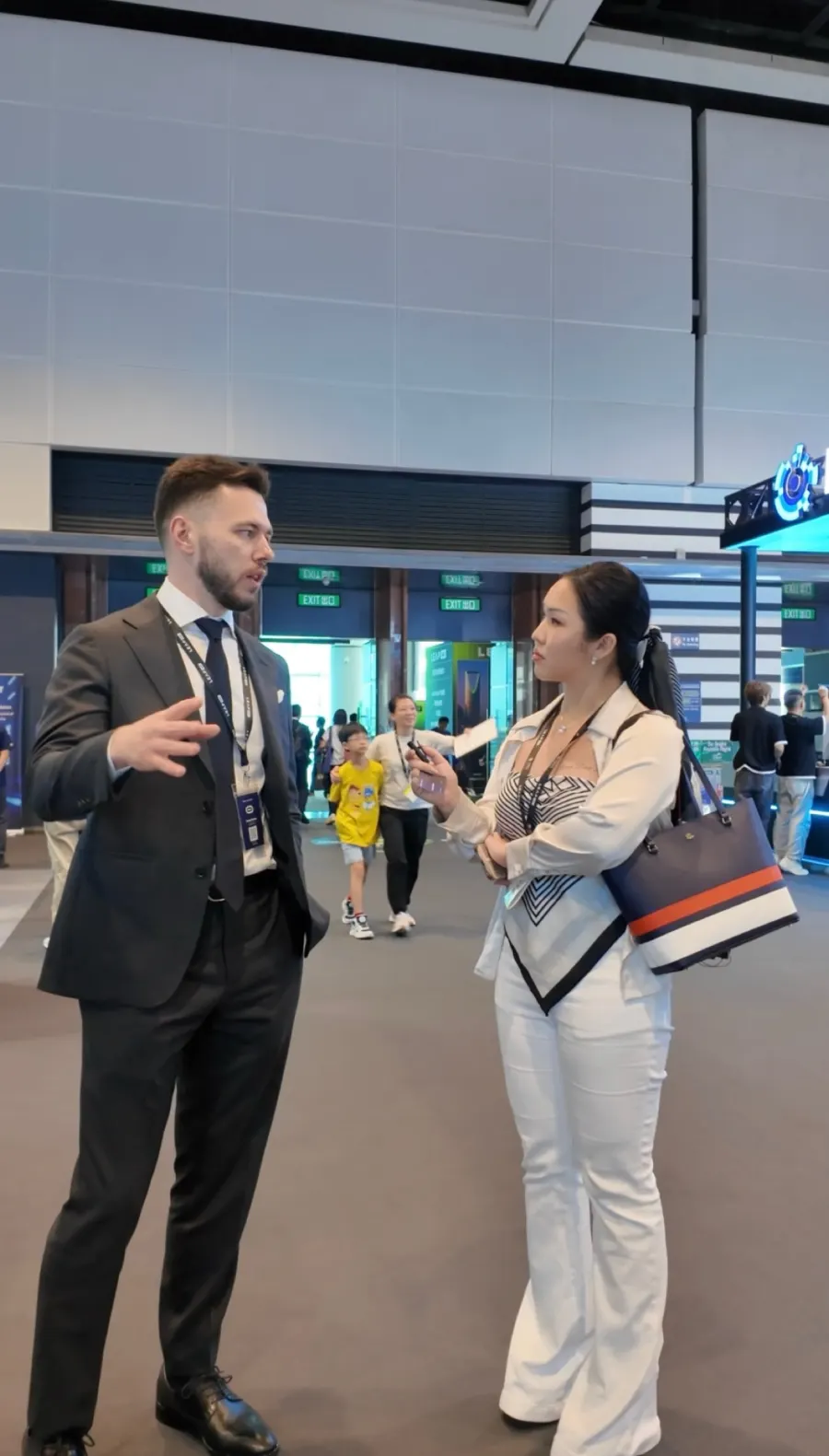 Flawless Effect in conversation with a buyer at a trade exhibition
